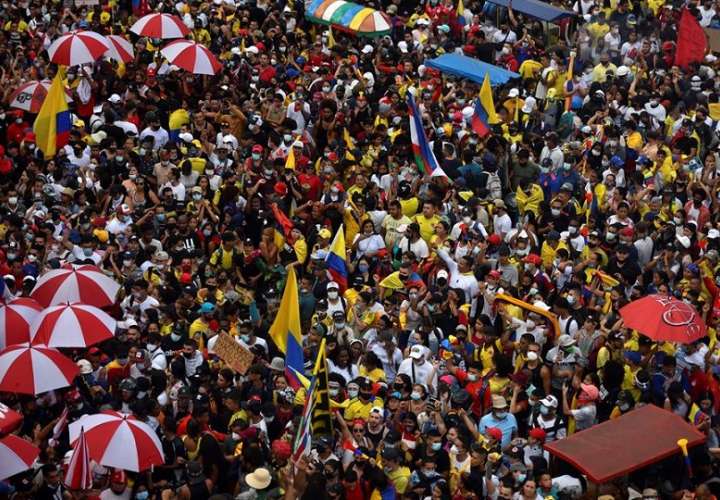 Miles de personas marcharon el 20 de mayo de 2021 durante una nueva jornada del Paro Nacional en contra del Gobierno de Iván Duque y la violencia policial, en Cali (Colombia). EFE