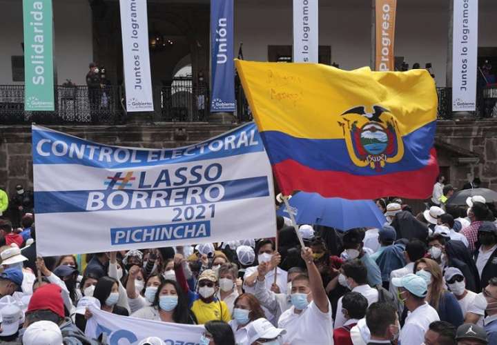 Cientos de seguidores animan al nuevo presidente de Ecuador, Guillermo Lasso, a su legada al Palacio de Carondelet, en Quito (Ecuador). EFE