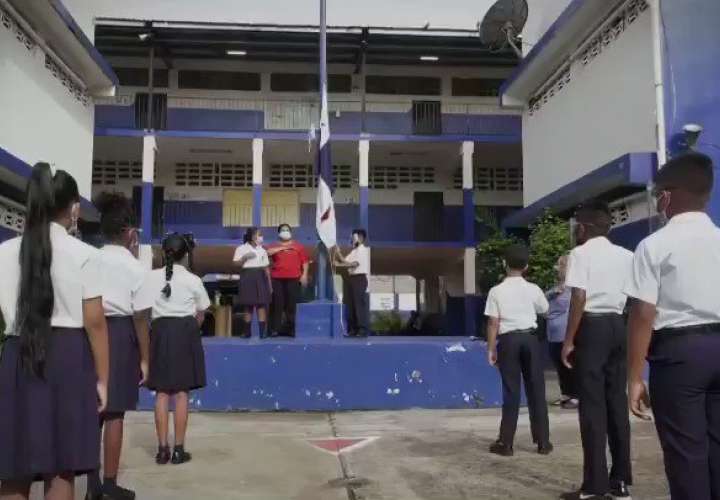 78 escuelas en el país inician clases semipresenciales  [Video]