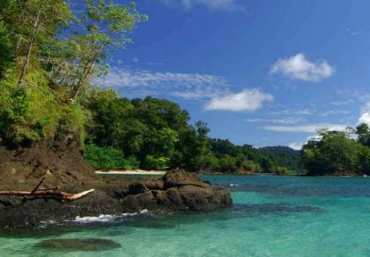 El territorio protegido está conformado por la isla de Coiba,ocho islas menores y 30 islotes.