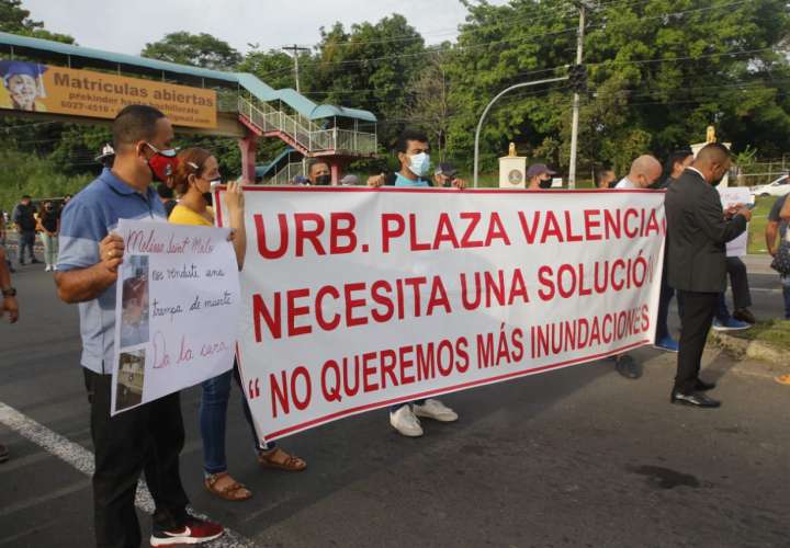 Residentes de Plaza Valencia cierran vía y exigen respuesta al MOP [Video]
