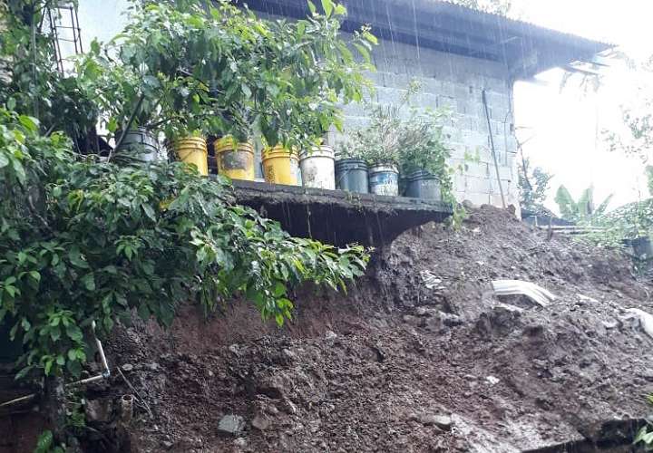 Cede muro de contención de una casa en Villa Grecia tras la fuerte lluvia