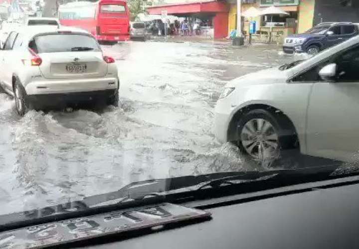  20 minutos de lluvia inundan avenidas de la ciudad  [Video]