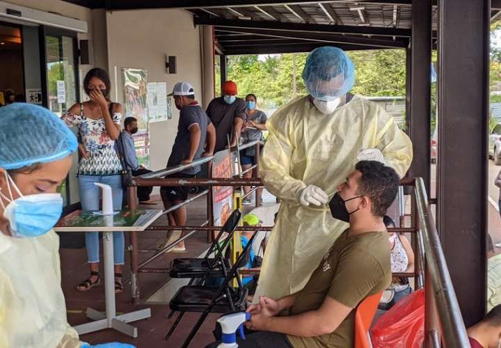  Los equipos de Promoción de la Salud, Trazabilidad y enfermería atendieron a decenas de personas que acudieron a la jornada de hisopados en la ciudad de las Tablas.