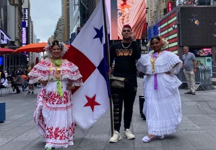 El Boza pisa Time Square con fuerza y levanta la bandera de Panamá
