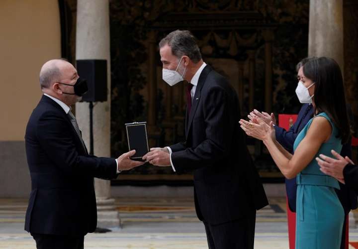 Rubén Blades recibe la 'Medalla de Oro al Mérito' a manos del rey Felipe VI