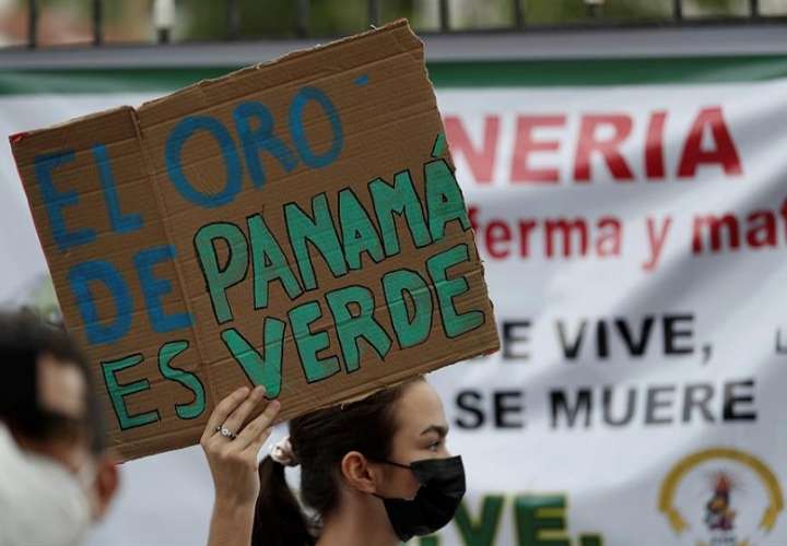 Varias personas participan en una manifestación contra de la minería hoy, en Ciudad de Panamá (Panamá). Un movimiento ambientalista de Panamá entregó este jueves al Parlamento un proyecto de ley de moratoria de la minería metálica. EFE