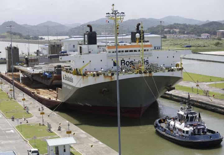 SpaceX cruza el Canal de Panamá