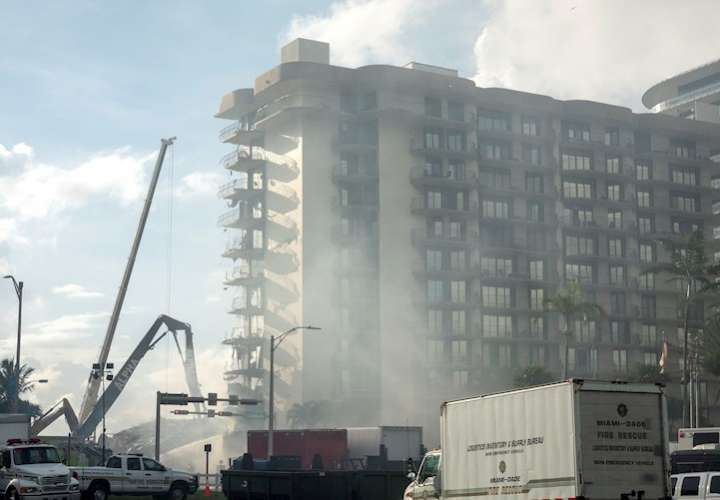  Un incendio dificulta las labores de rescate de sobrevivientes en Miami