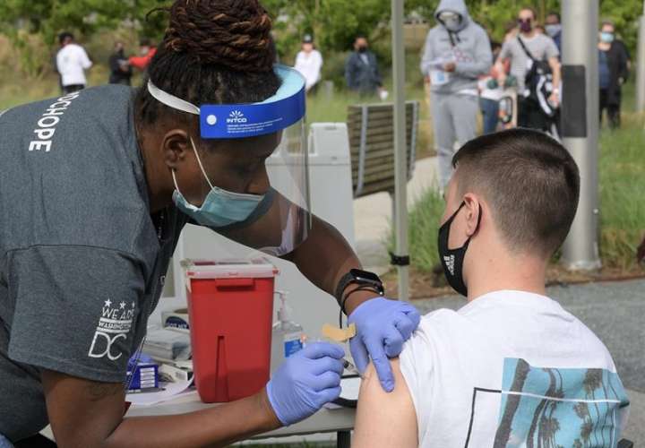Un hombre recibe una vacuna contra el covid-19 durante un evento de vacunación a residentes del Distrito de Columbia en el Centro Kennedy de Washington