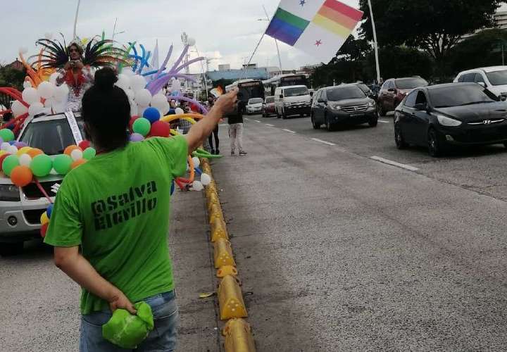 Cuestionan alteración de bandera en marcha del orgullo LGTBIQ+