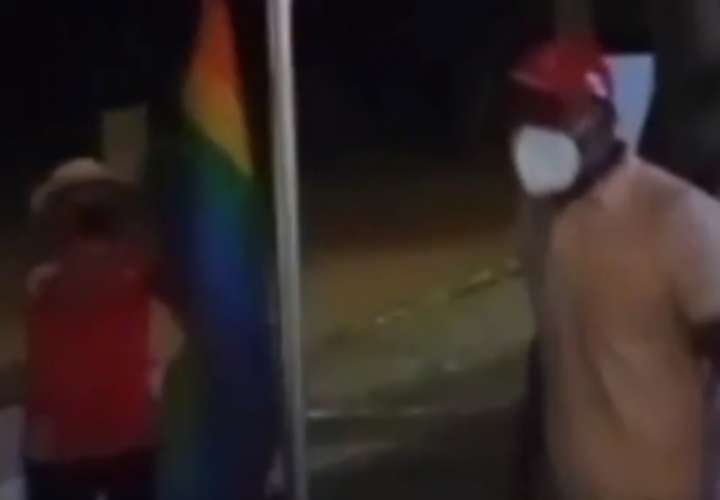 Pugna por bandera gay en Amador