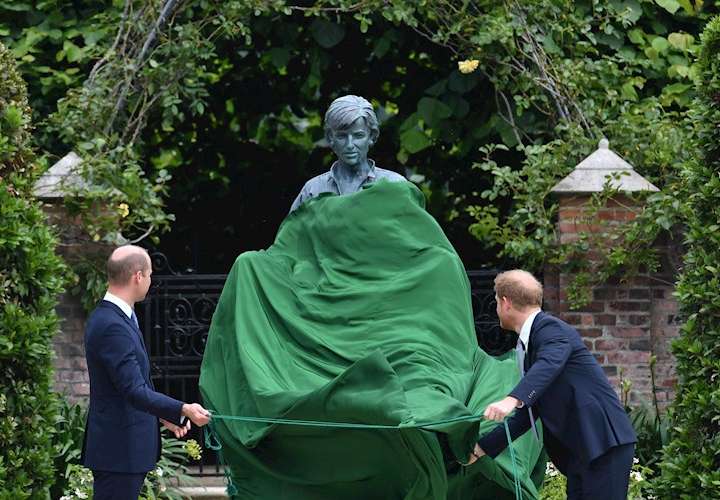  Guillermo y Enrique desvelan estatua de su madre en Kensington Palace
