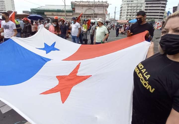 Trabajadores y gente del pueblo protestan contra el Gobierno 