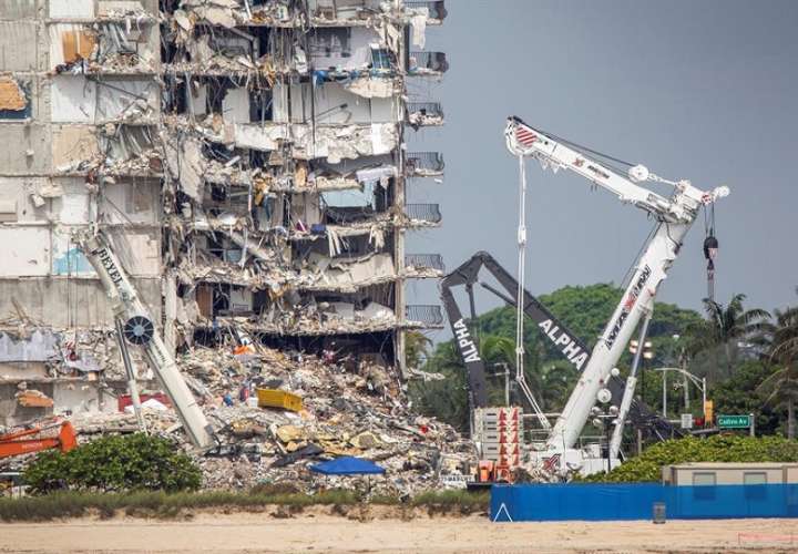 Vista de los trabajos en el edificio Champlain Towers South, este 1 de julio de 2021, derrumbado en Surfside, Florida. EFE