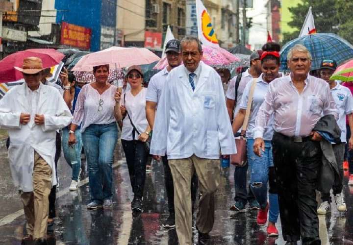 Decano Mendoza presenta informe de gestión en Facultad de Medicina