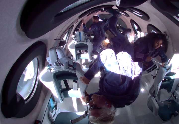 El millonario Branson cumple su sueño y llega al espacio en su propio avión