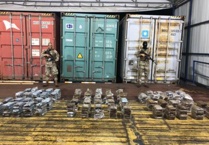 Incautan 300 paquetes de cocaína en puerto de Cristóbal con destino Bélgica