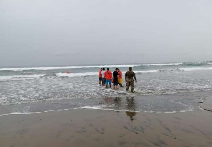 El joven, quien provenía de la ciudad capital, desapareció en las aguas de la playa Los Panamaes, el pasado sábado. 