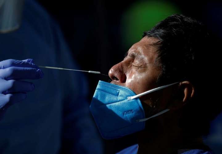 Un hombre se realiza una prueba de hisopado para detectar covid-19 en Ciudad de Panamá (Panamá). EFE