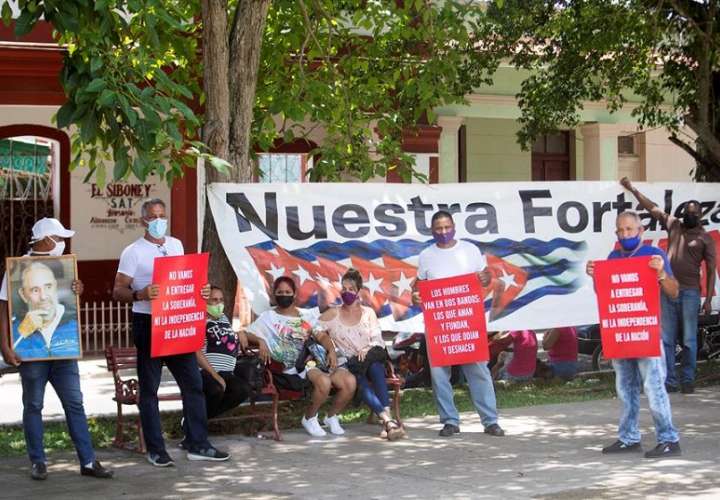 Simpatizantes del gobierno de Miguel Díaz-Canel se manifiestaron por las calles de San Antonio de los Baños, al suroeste de La Habana (Cuba). EFE