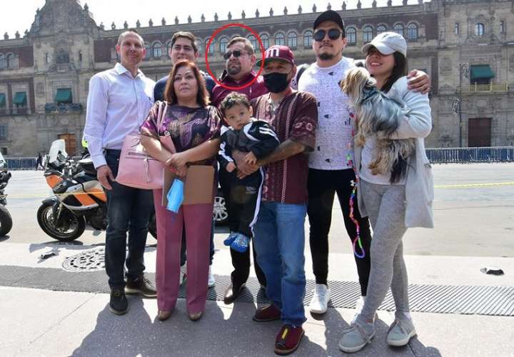 El profesor de música Manuel Valdovinos (c) posa con algunos familiares para los medios de comunicación hoy, en la afueras de Palacio Nacional de la Ciudad de México (México). 