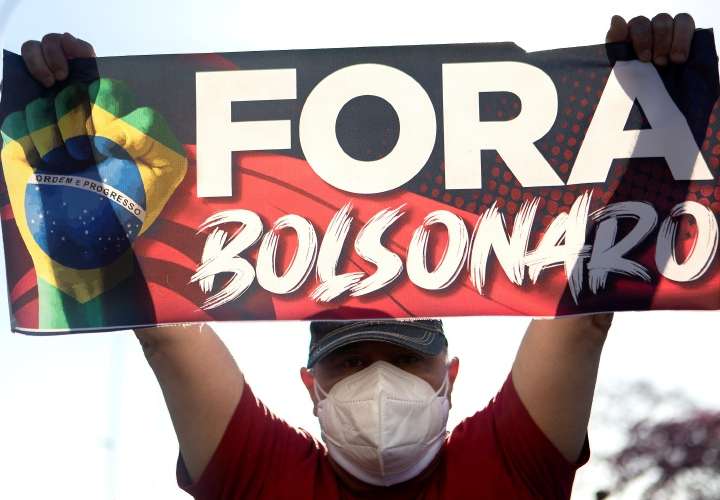 Salen a las calles para exigir la destitución de Bolsonaro