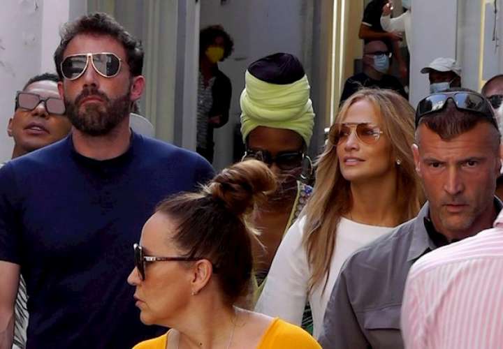  Jennifer Lopez y Ben Affleck pasean de la mano por la isla de Capri
