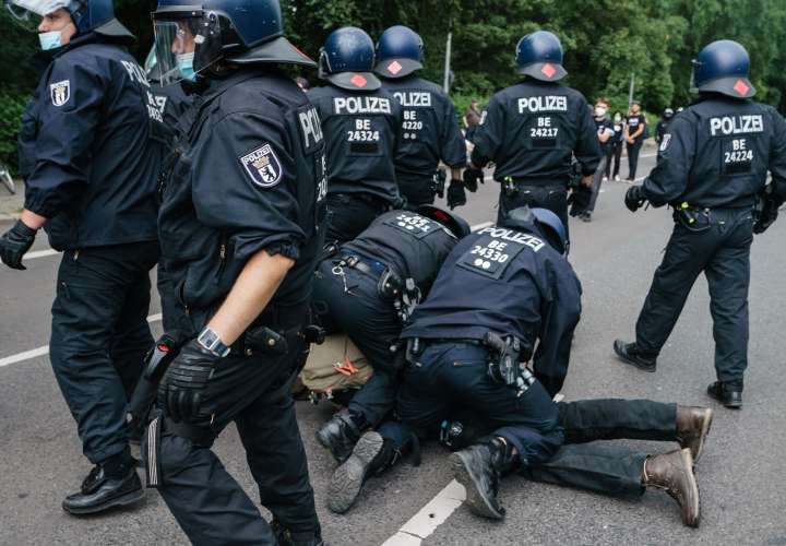Unos 500 detenidos en Berlín en protestas no autorizadas contra medidas anticovid