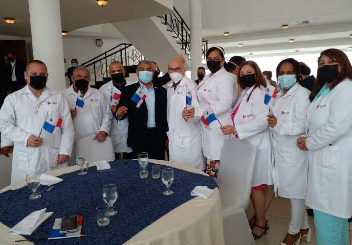 Médicos cubanos terminan misión en Panamá