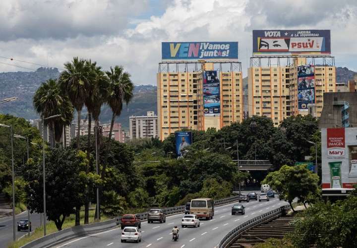 Venezuela detiene a tres personas por el "traslado ilegal" de la moneda local