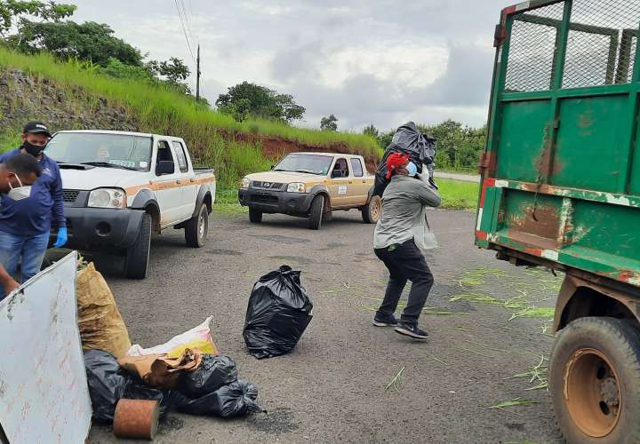 Sacerdote encabeza limpieza y recolección de basura en la Interamericana 