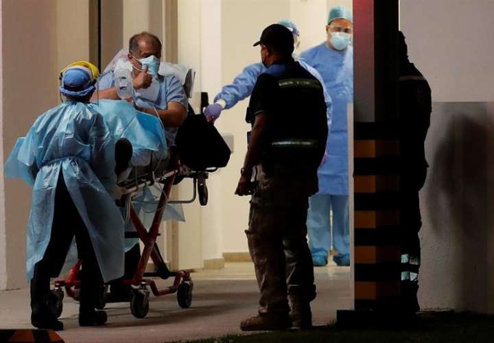 Un paciente con la covid-19 es trasladado al Hospital COVID, en la 'Ciudad de la Salud' en ciudad de Panamá (Panamá). EFE