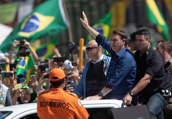 l presidente de Brasil, Jair Bolsonaro, saluda a sus seguidores durante un acto de Gobierno por el día de la independencia hoy, en Brasilia (Brasil). EFE