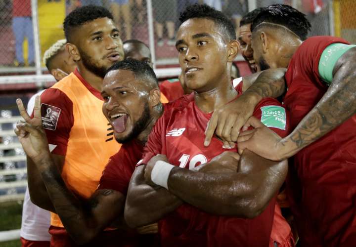 Jugadores de Panamá celebran el gol de Rolando Blackburn. /EFE