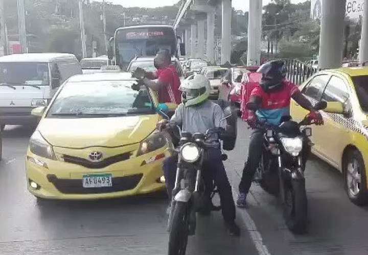 Taxistas siguen lucha en las calles por extensión de  "par y non"