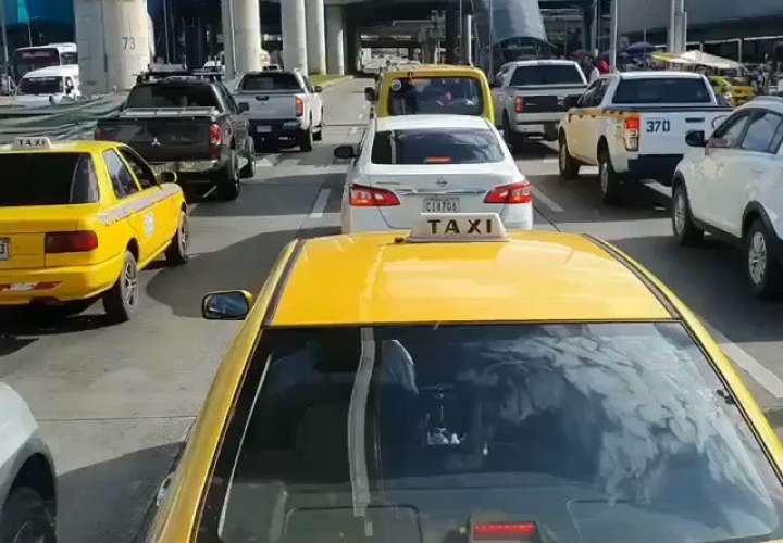 Taxistas siguen lucha en las calles por extensión de  "par y non"