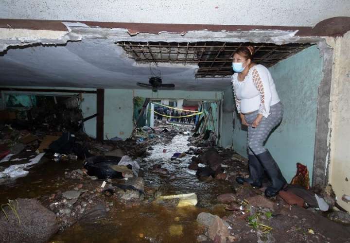 Una mujer muestra los daños en su vivienda, hoy en una colonia del municipio de Ecatepec, en el Estado de México (México). 
