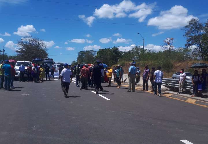 Cierran puente para exigir construcción de carretera