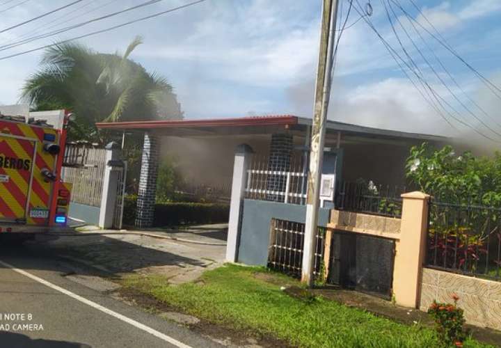 Fuego consume parte de una vivienda en David