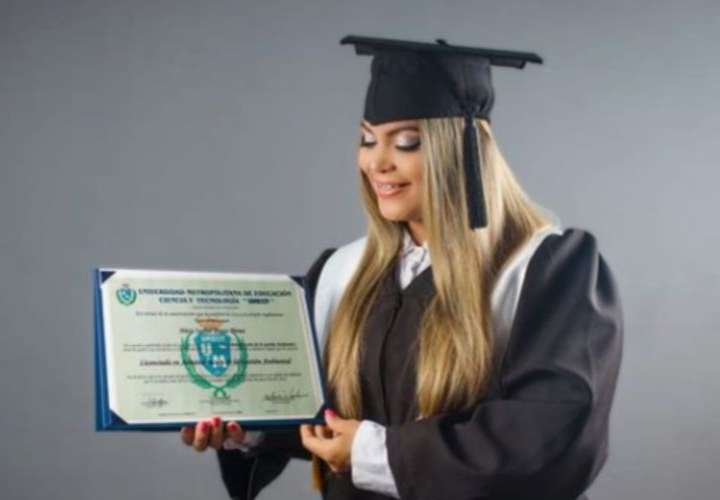 Nerys Pérez recibe su título universitario