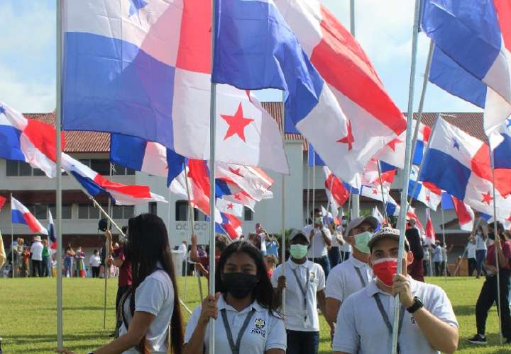 Academia Panamá para el Futuro rinden tributo a la Patria