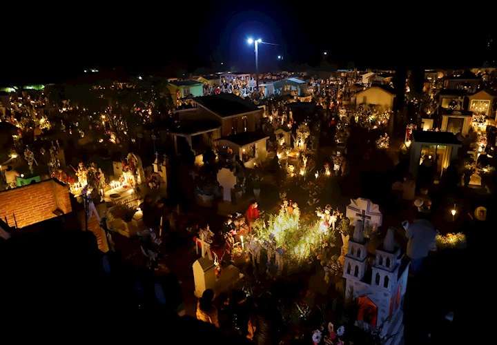  México llena de nuevo los cementerios de colores en el Día de Muertos