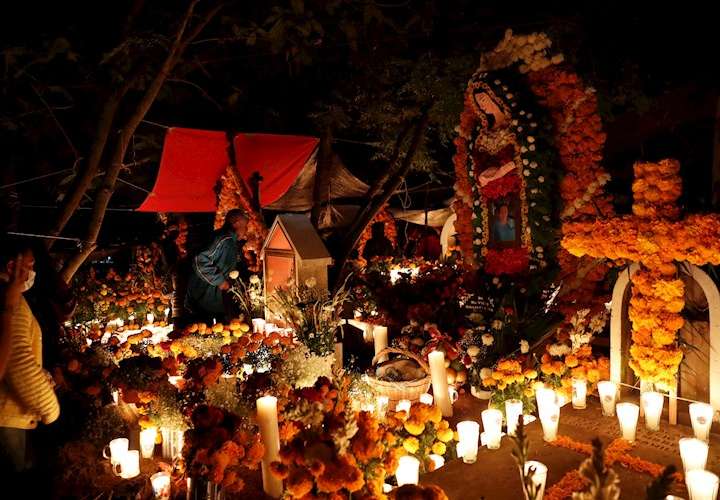  México llena de nuevo los cementerios de colores en el Día de Muertos