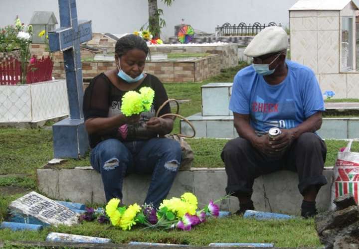Ciudadanos visitan a sus seres queridos en el Cementerio Municipal de Juan Díaz