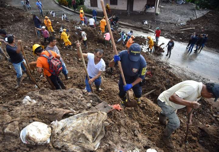 Más de 15 fallecidos en un derrumbe por lluvias