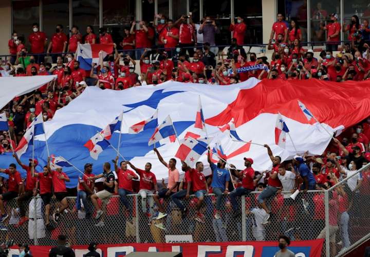Aficionados animan a Panamá en un partido de las eliminatorias para el Mundial de Catar 2022, en una fotografía de archivo. EFE
