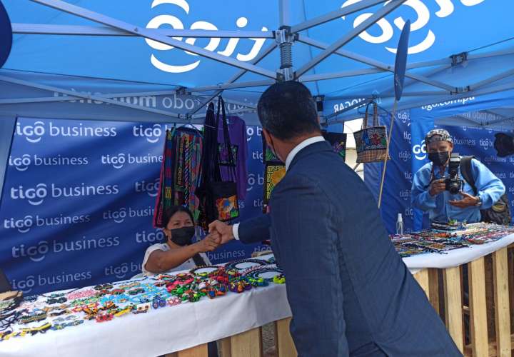 Emprendedores promocionan sus productos y servicios en feria en Ampyme