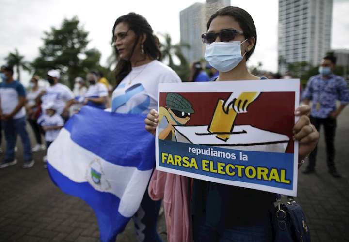 Ayer, al menos un centenar de nicaragüenses se manifestaron pacíficamente este domingo en la Ciudad de Panamá para repudiar la 