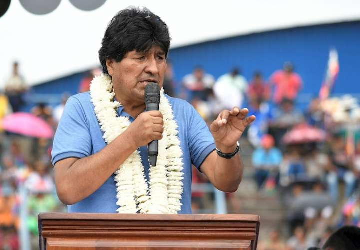 El expresidente boliviano Evo Morales pronuncia hoy un discurso durante una multitudinaria concentración de campesinos, cocaleros e indígenas afines al Movimiento al Socialismo (MAS) en Shinahota, Cochabamba (Bolivia). EFE